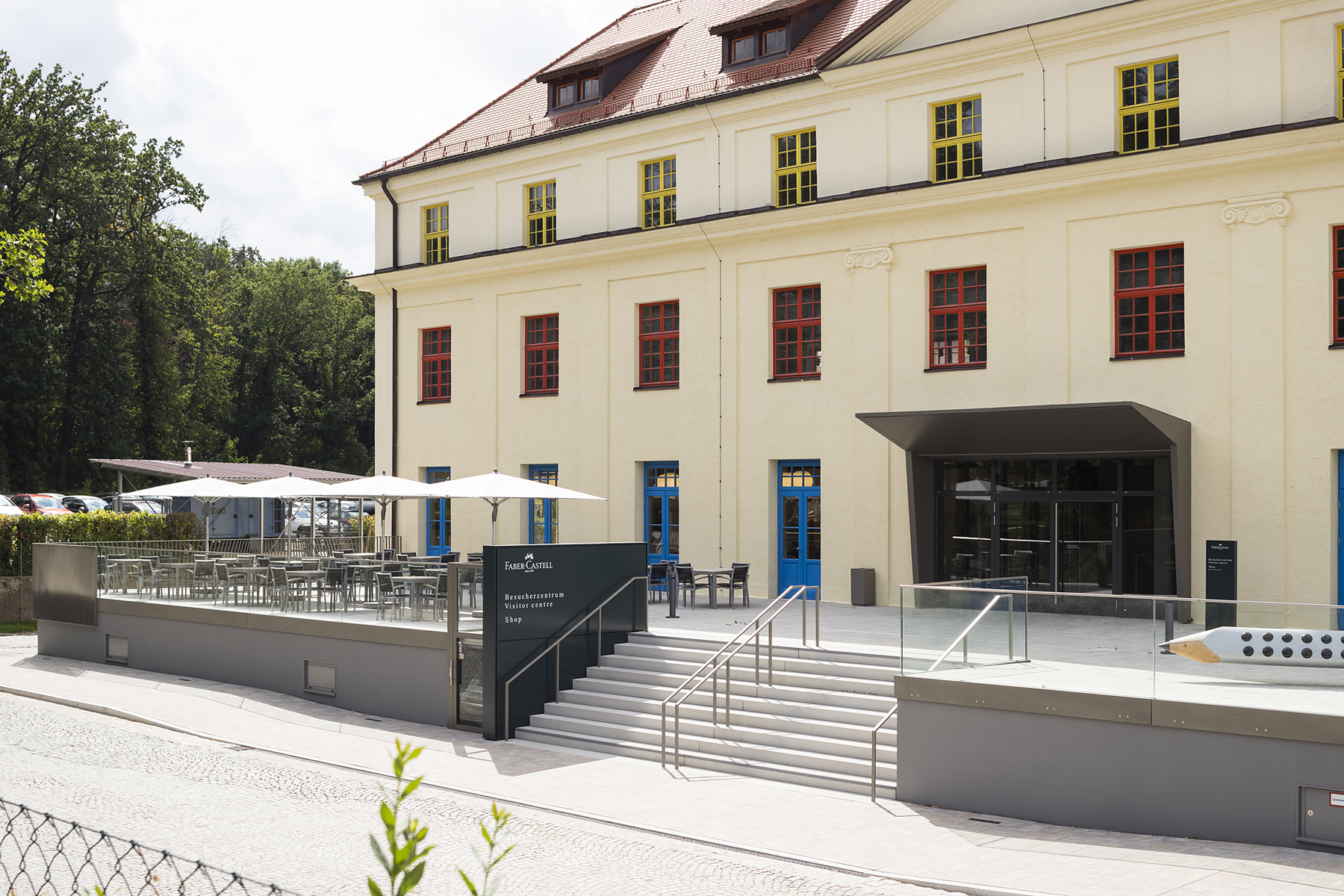 3_Besucherzentrum I_Faber-Castell_02_©Panzer_Zugang und Terrasse_klein